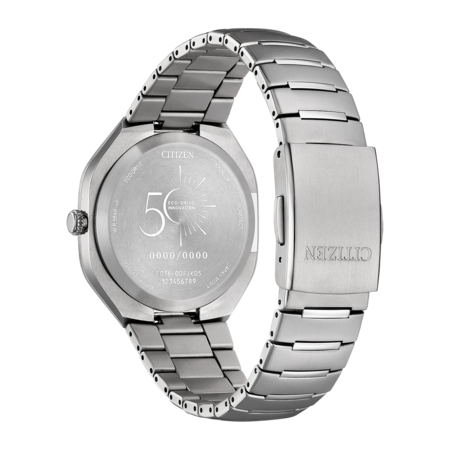 Achterkant van een zilveren Citizen Eco-Drive horloge met metalen band.