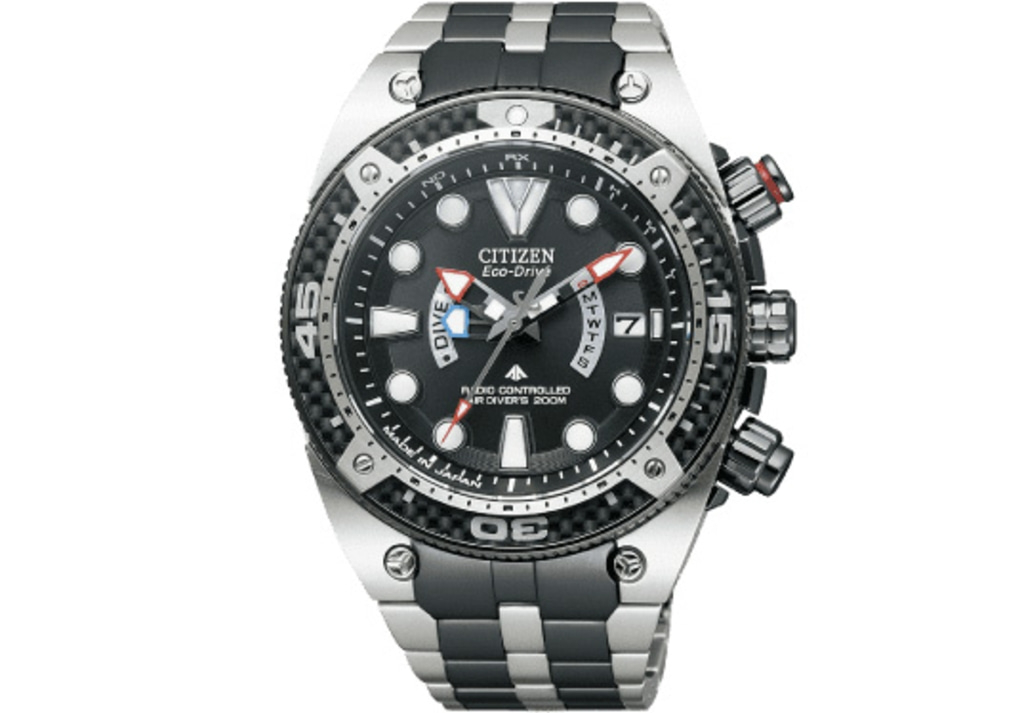 Citizen Eco-Drive horloge met zwarte wijzerplaat, duikfuncties en roestvrijstalen band.