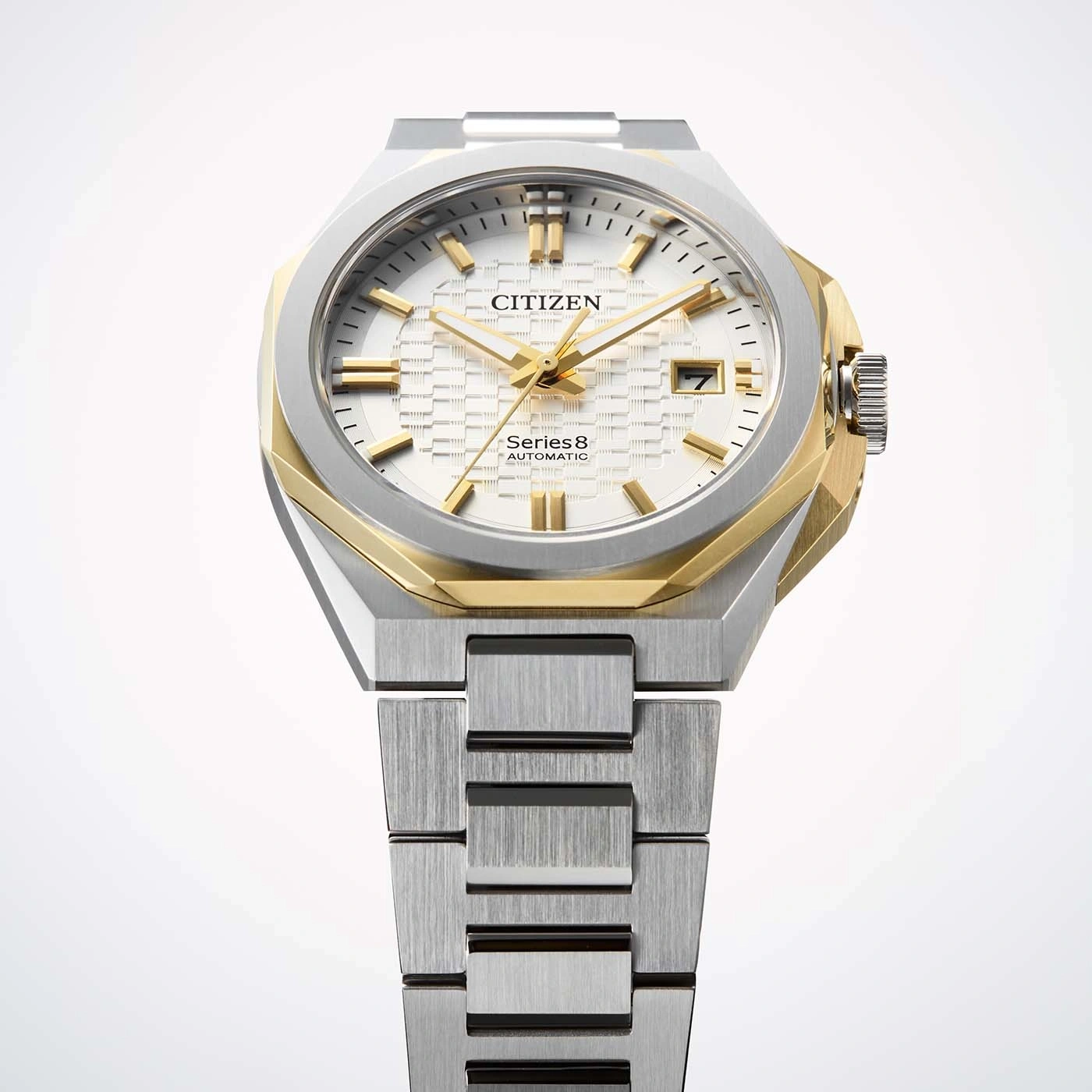 Een Citizen Series8 automatisch horloge met zilveren en gouden kast en band.