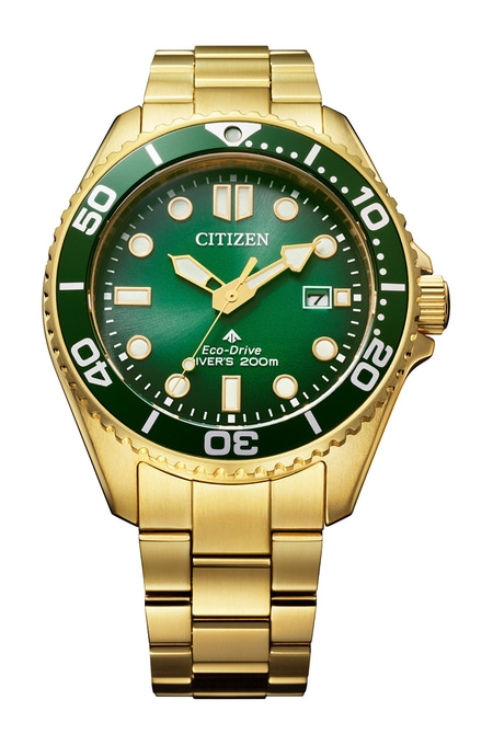 Gouden Citizen horloge met groene wijzerplaat en bezel, een stijlvol uurwerk.