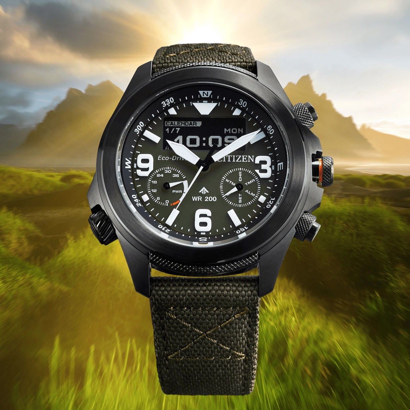 Citizen horloge met digitale display, zwarte kast en groene stoffen band.