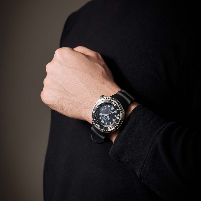 Man met zwart horloge om de pols, close-up. Zwarte kleding.