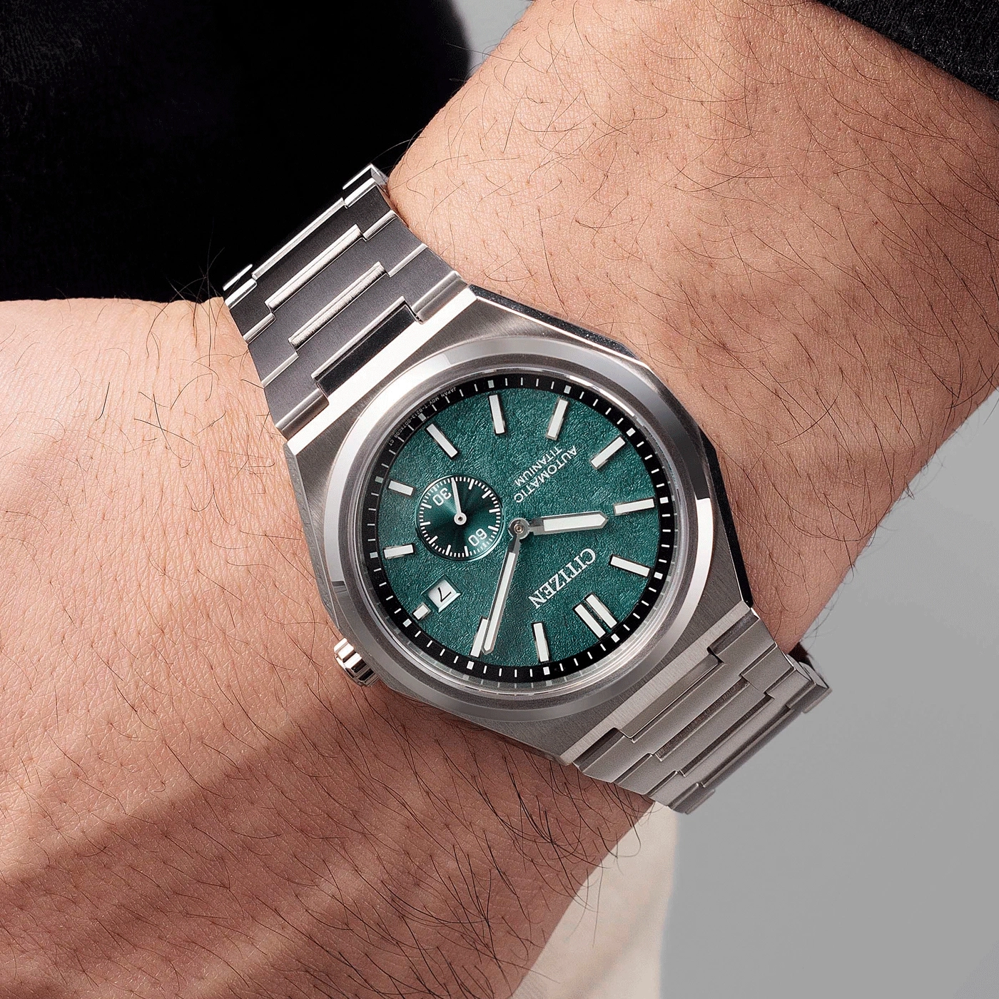 Citizen horloge om de pols, groene wijzerplaat, titanium, automatisch, close-up