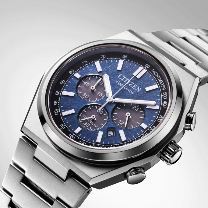 Citizen Eco-Drive horloge met blauwe wijzerplaat en titanium band, chronograaf ontwerp.