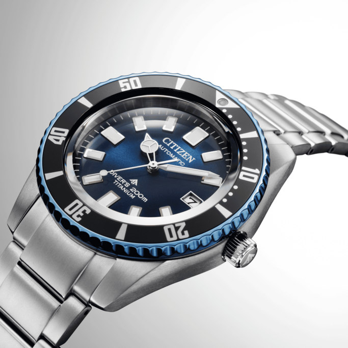 Citizen horloge met blauwe wijzerplaat en titanium armband, close-up.
