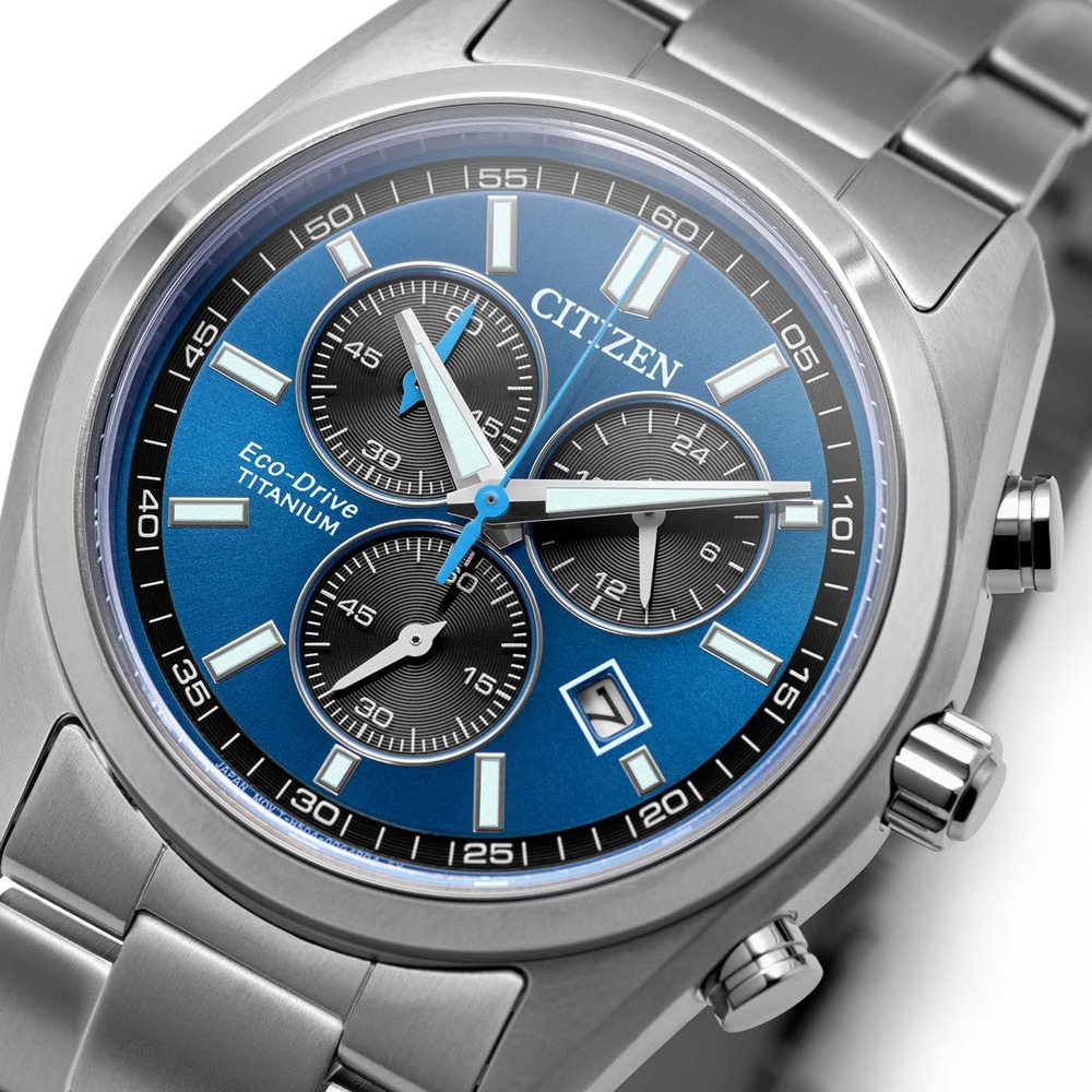 Close-up van een blauwe Citizen Eco-Drive Titanium wijzerplaat met chronograafwijzerplaten.