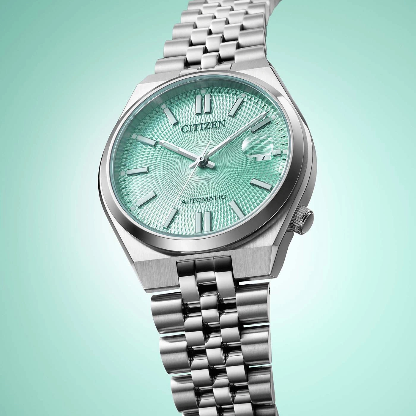 Een zilveren Citizen horloge met groene wijzerplaat.