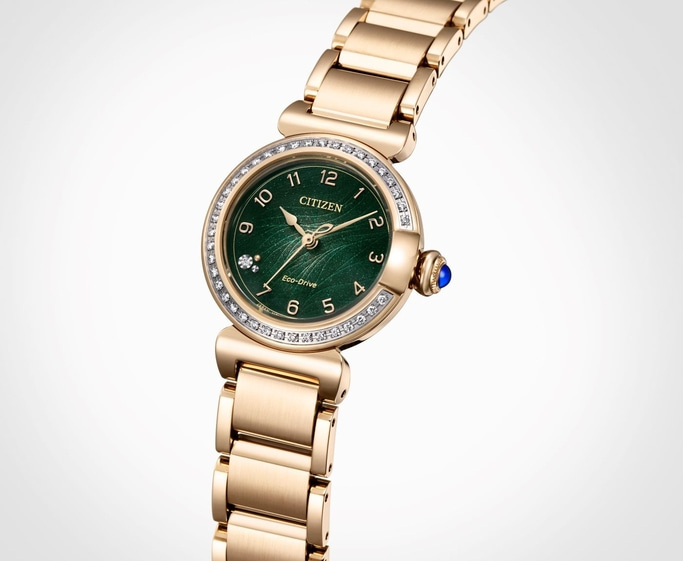 Gouden Citizen horloge met groene wijzerplaat en diamantaccenten, elegant design.