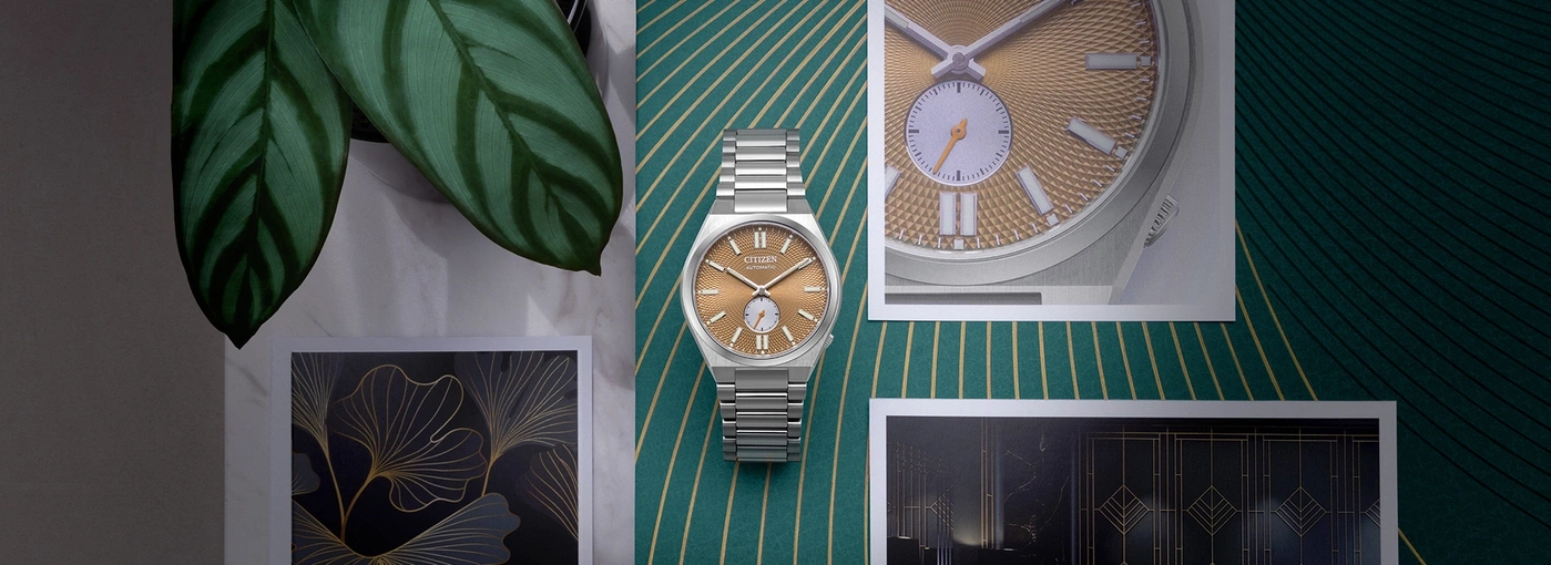 Horloge op groene achtergrond met bladeren en kunstdrukken