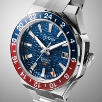 Citizen Series 8 GMT-horloge met blauw-rode bezel en datumweergave.