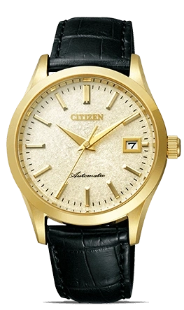 Gouden Citizen horloge met zwarte leren band en datumweergave.
