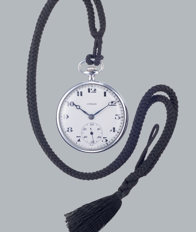 Zakhorloge met zwart koord en kwast, merk Citizen, zilveren kast, witte wijzerplaat.