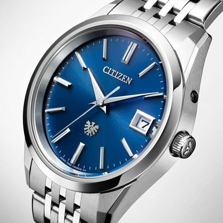 Citizen horloge met blauwe wijzerplaat, zilveren band en datumweergave. Elegant design.