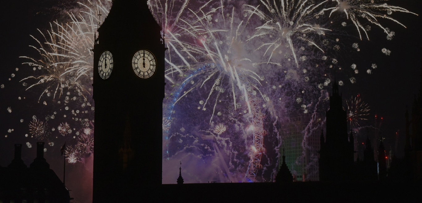 Vuurwerk boven Big Ben en de London Eye 's nachts, vierend.