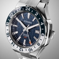 Citizen horloge met blauwe wijzerplaat, witte wijzers en GMT-ring.