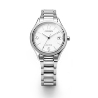 Een zilveren Citizen Eco-Drive horloge met een witte wijzerplaat en datumvenster.