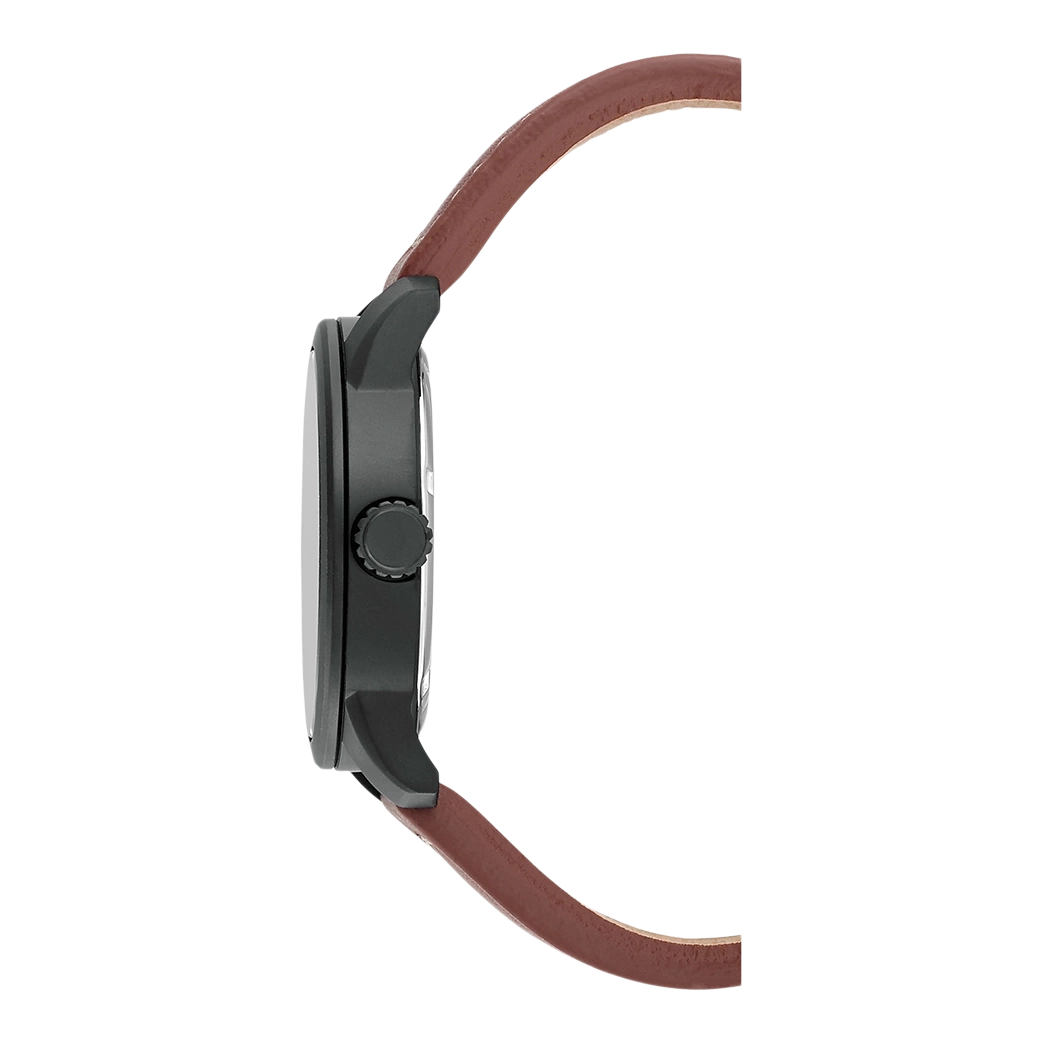 Zijaanzicht van een zwart horloge met een bruine leren band.