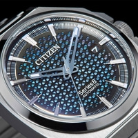 Close-up van een Citizen Series 8 automatisch horloge met een gedetailleerde wijzerplaat.