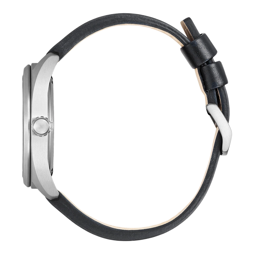 Zijaanzicht van een zilveren horloge met een zwarte leren band.