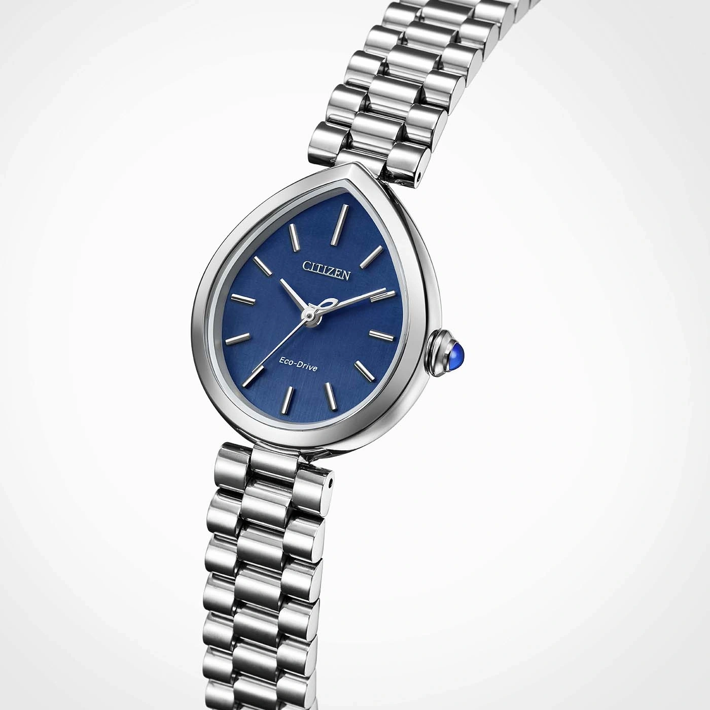 Een blauw gezicht Citizen Eco-Drive horloge met een druppelvormige kast en een zilveren metalen band.