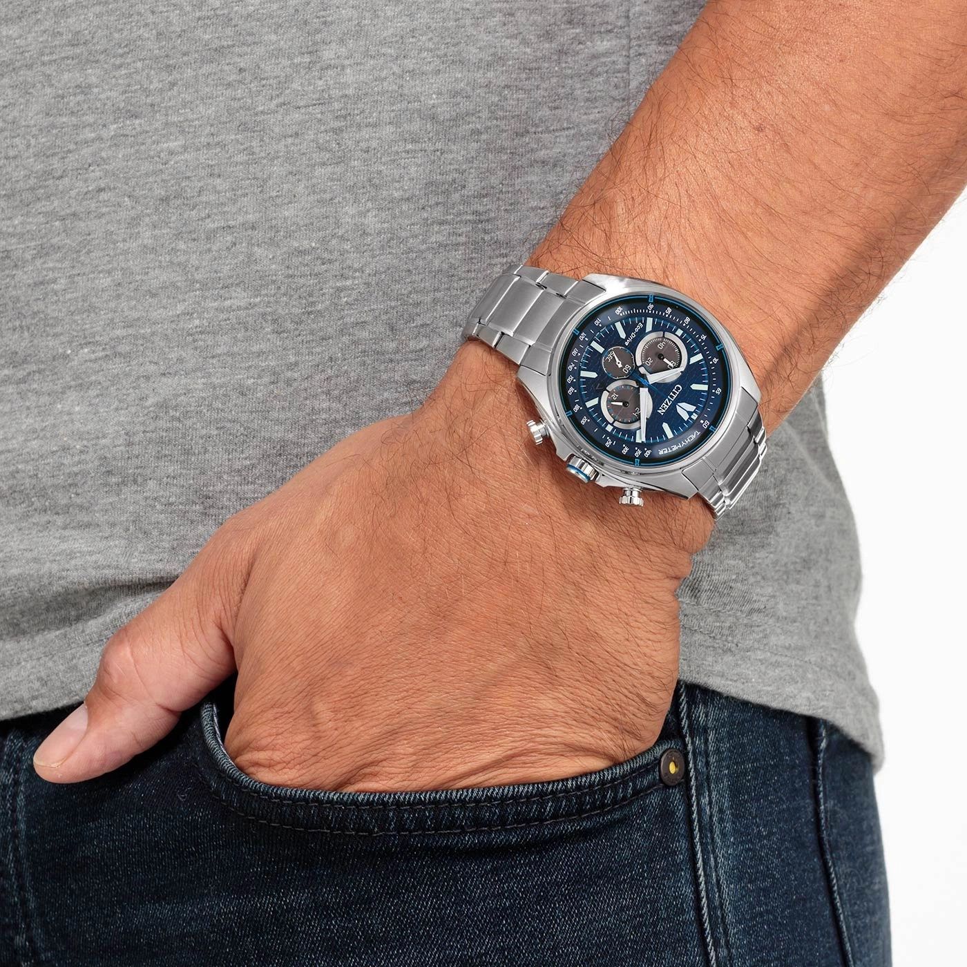 Man met Citizen horloge, hand in zak, blauwe wijzerplaat, zilveren armband