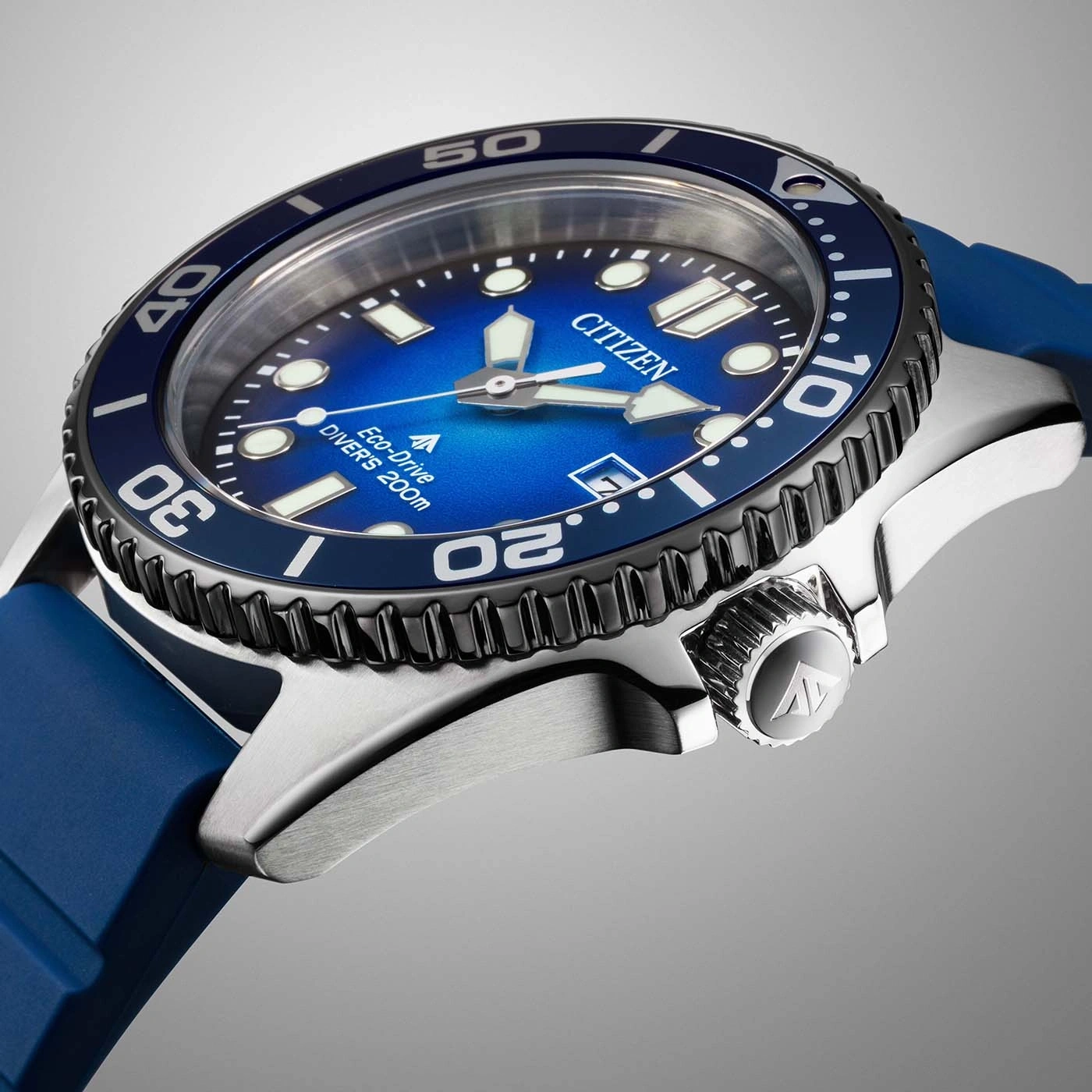 Close-up van een blauw Citizen Eco-Drive duikhorloge met metalen band.