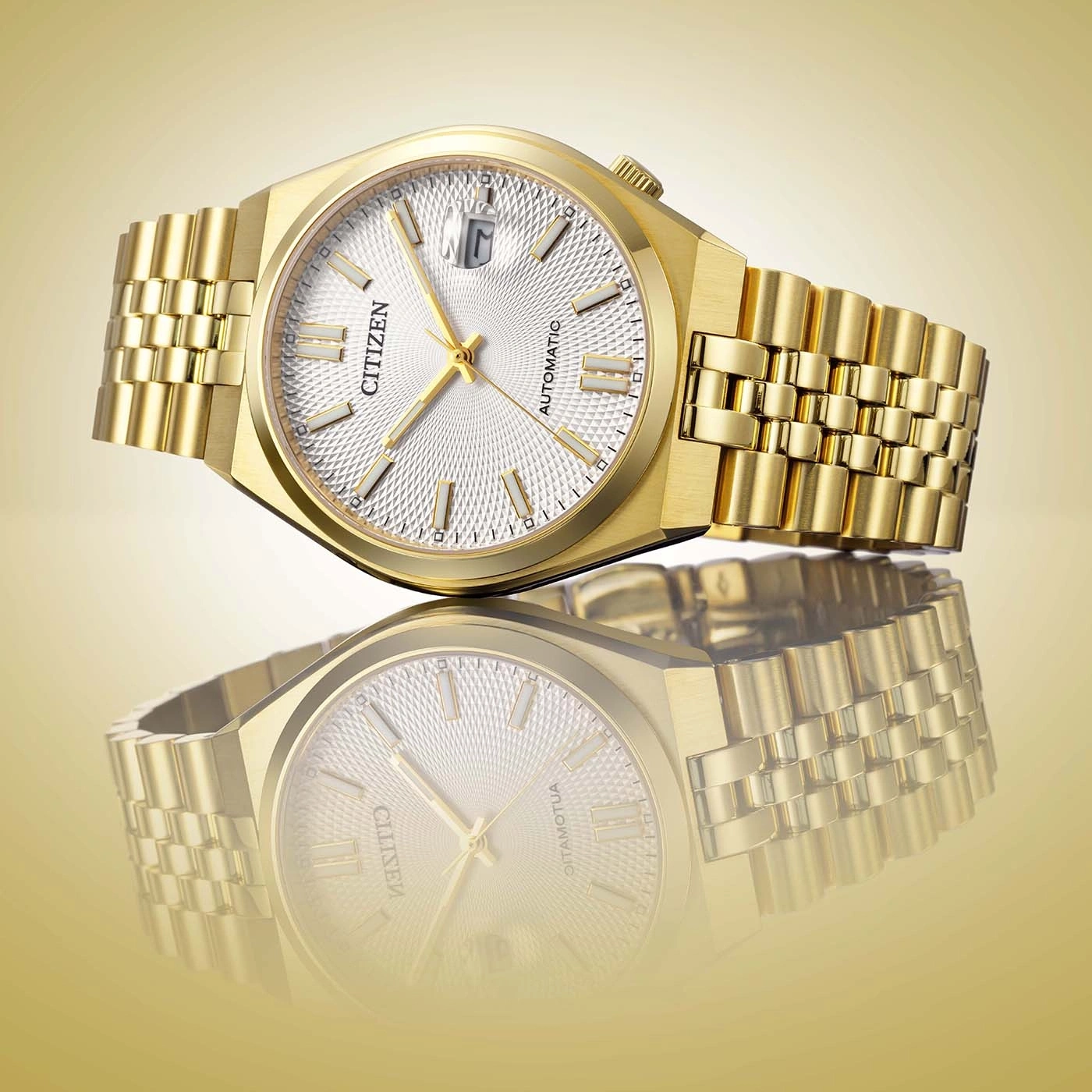 Gouden Citizen horloge met textuur wijzerplaat en band, gereflecteerd.