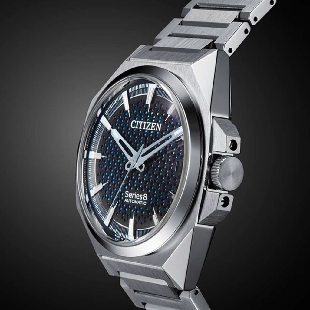 Citizen Series 8 automatische horloge met zwarte en blauwe wijzerplaat en zilveren band.