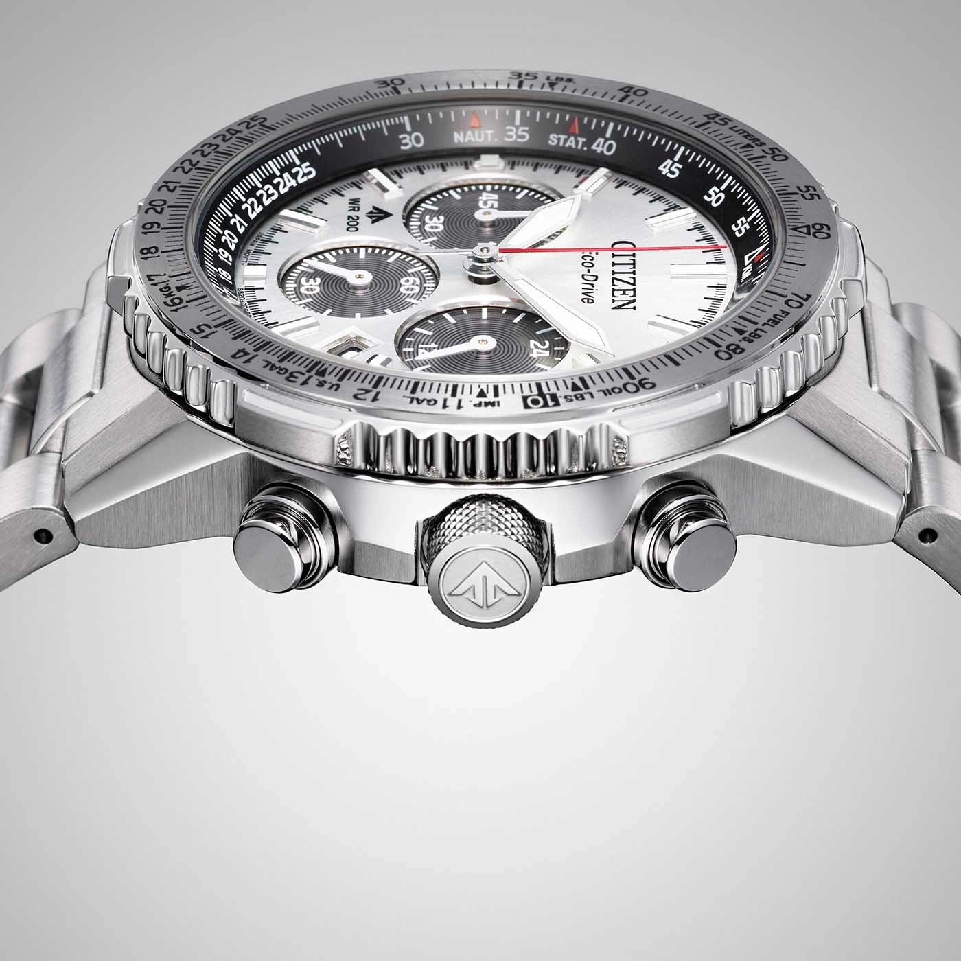 Citizen horloge met chronograaf, zilveren wijzerplaat en roestvrijstalen armband.