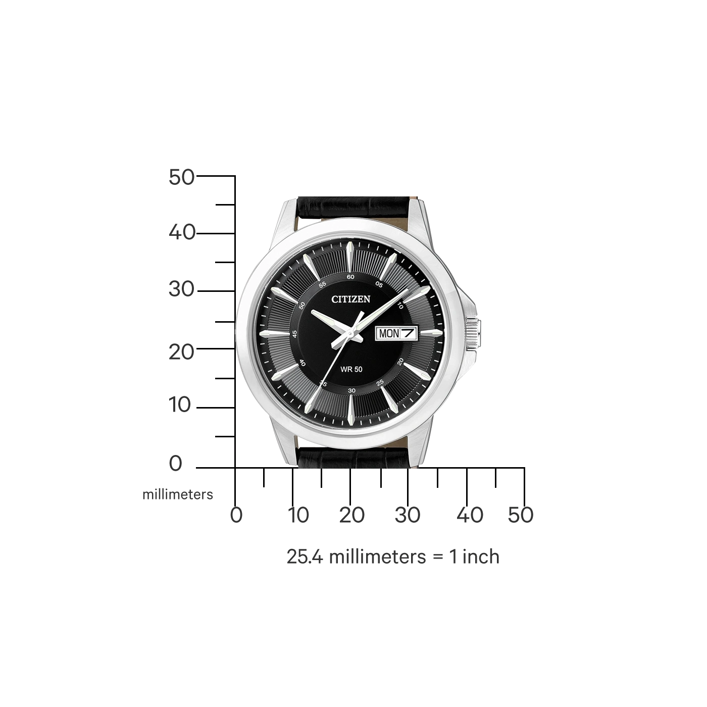 Citizen horloge met zwarte wijzerplaat, zilveren kast en zwarte leren band. Dagweergave.
