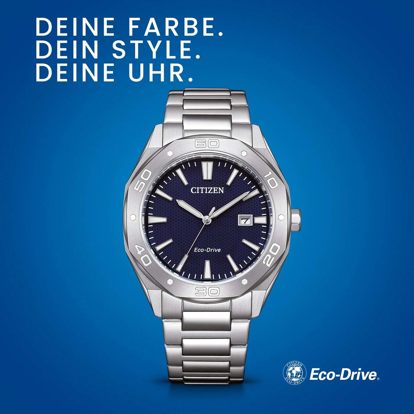 Citizen horloge met blauwe wijzerplaat en zilveren band op blauwe achtergrond.
