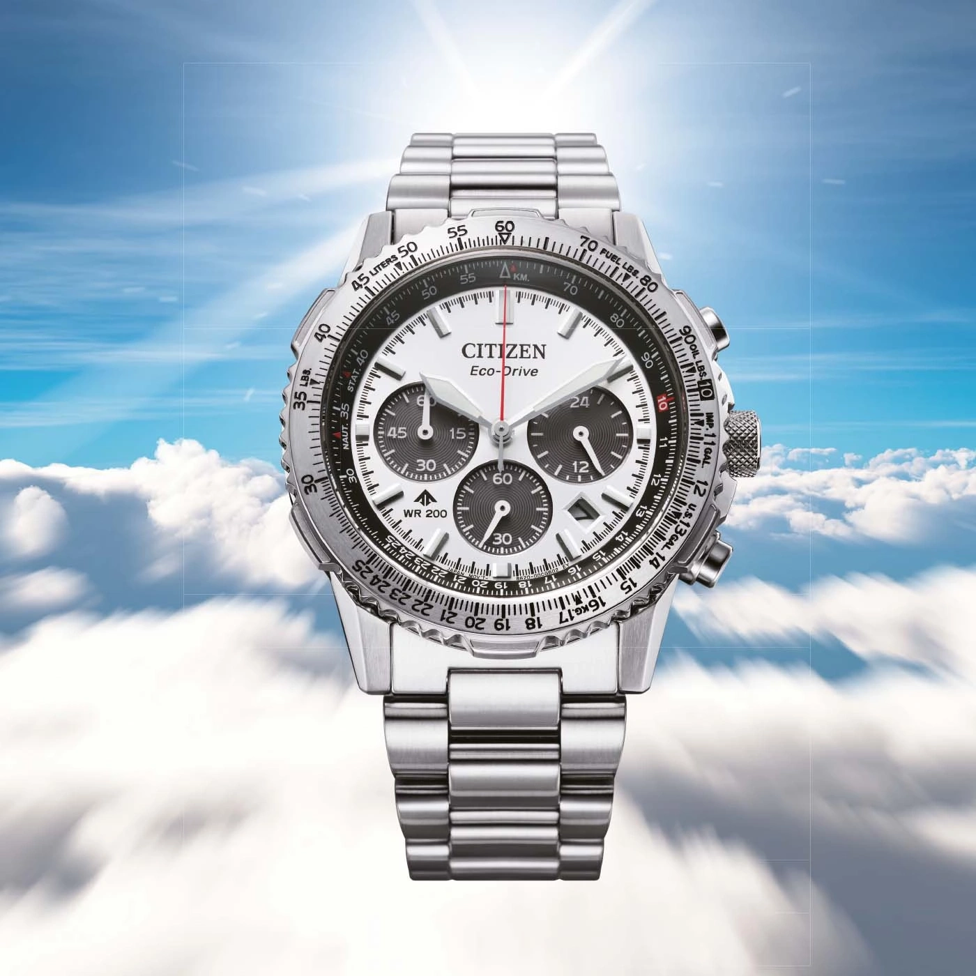 Citizen horloge met witte wijzerplaat, chronograaf en roestvrijstalen band tegen een luchtachtergrond.