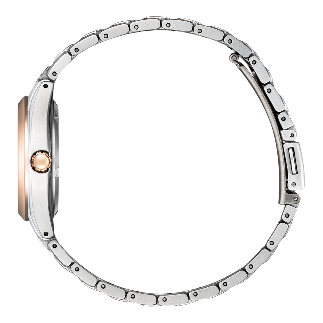 Zijaanzicht van een zilveren horloge met een roségouden bezel en band.