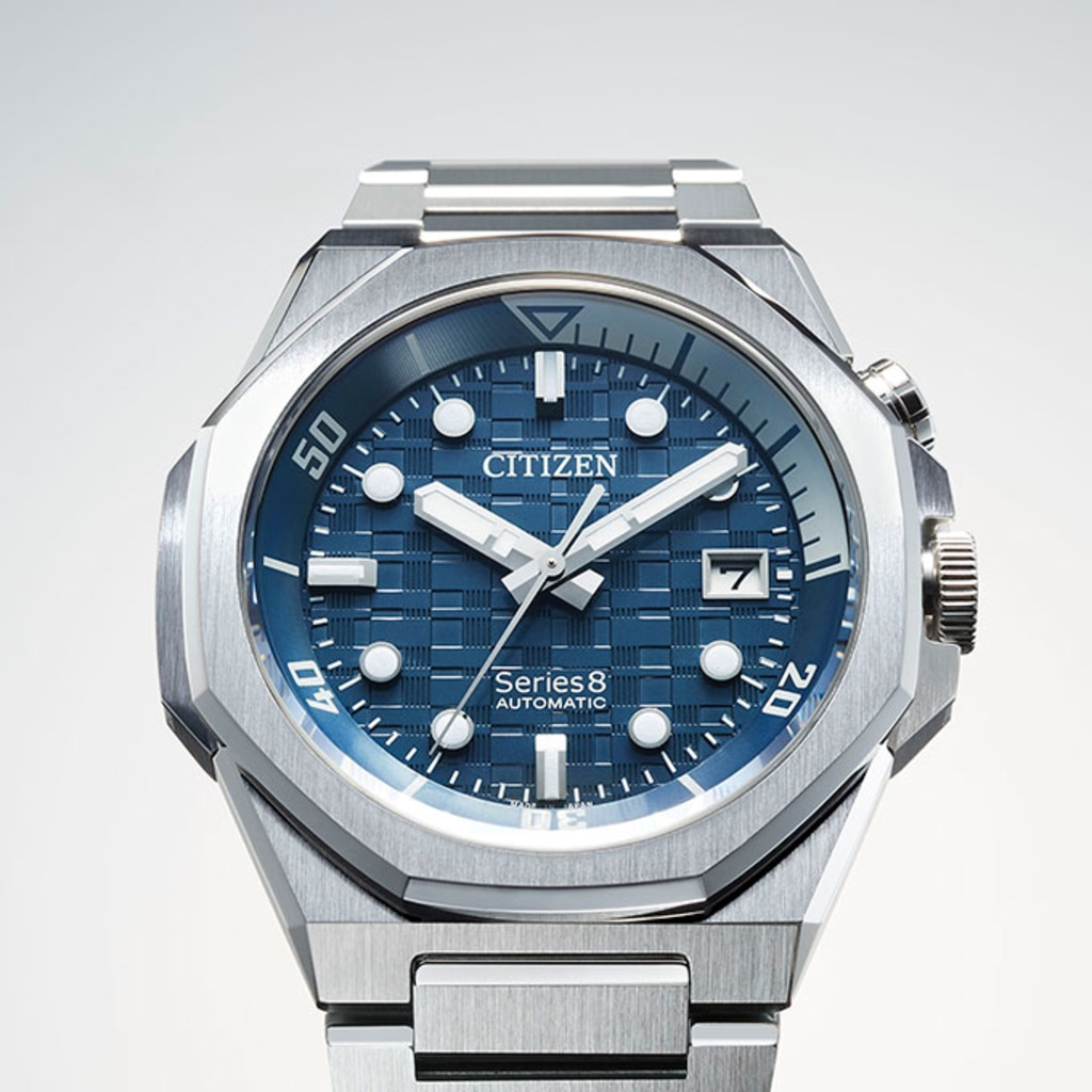 Citizen Series 8 automatisch horloge met blauwe wijzerplaat en stalen armband.