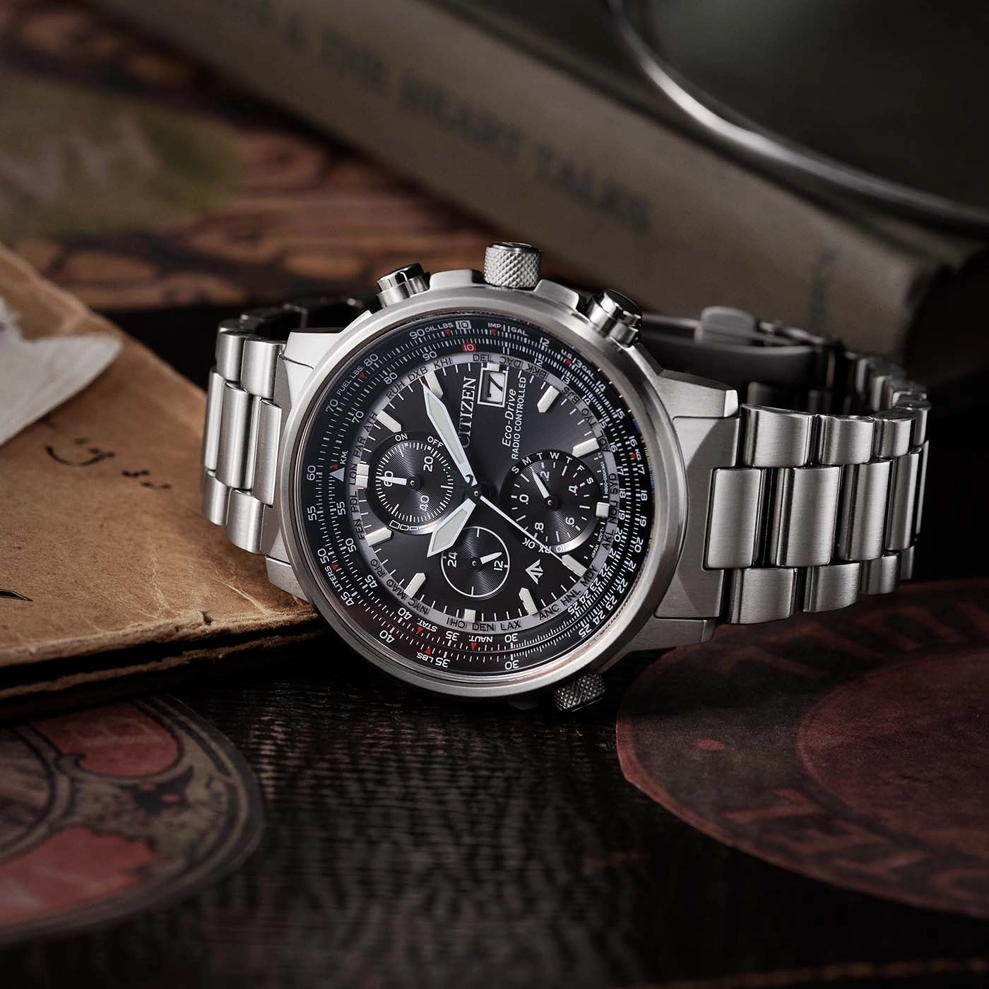 Citizen horloge met zwarte wijzerplaat, zilveren band en gedetailleerde chronograaffuncties.
