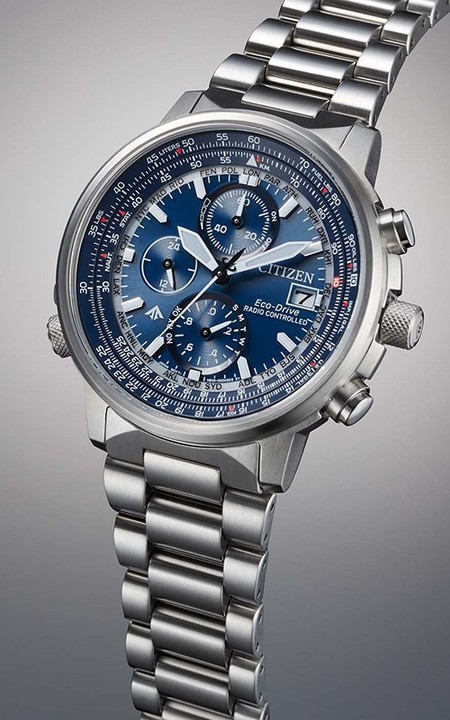 Citizen Eco-Drive horloge met blauwe wijzerplaat en zilveren band, close-up.