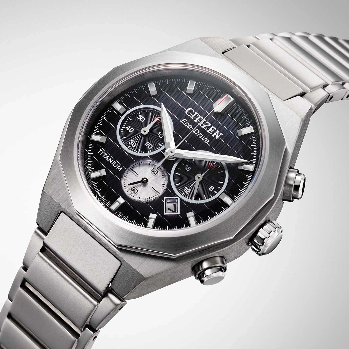 Citizen Eco-Drive horloge met titanium kast en zwarte wijzerplaat, chronograaf.
