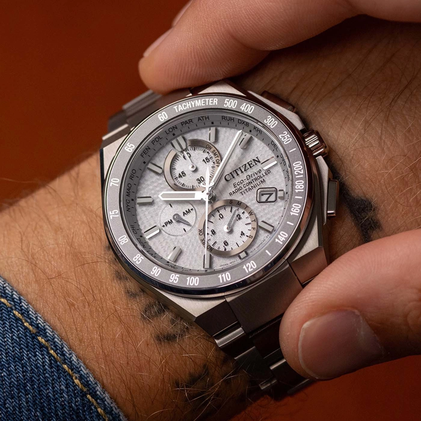 Een man draagt een Citizen Eco-Drive radiografisch gestuurde titanium horloge om zijn pols.