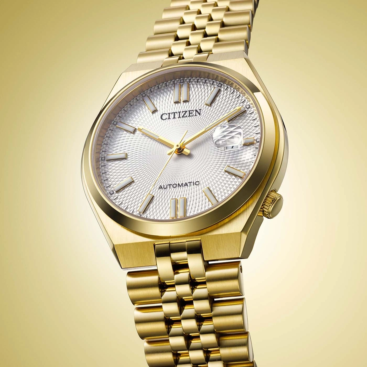 Een gouden Citizen automatische horloge met een gestructureerd wit wijzerplaat.
