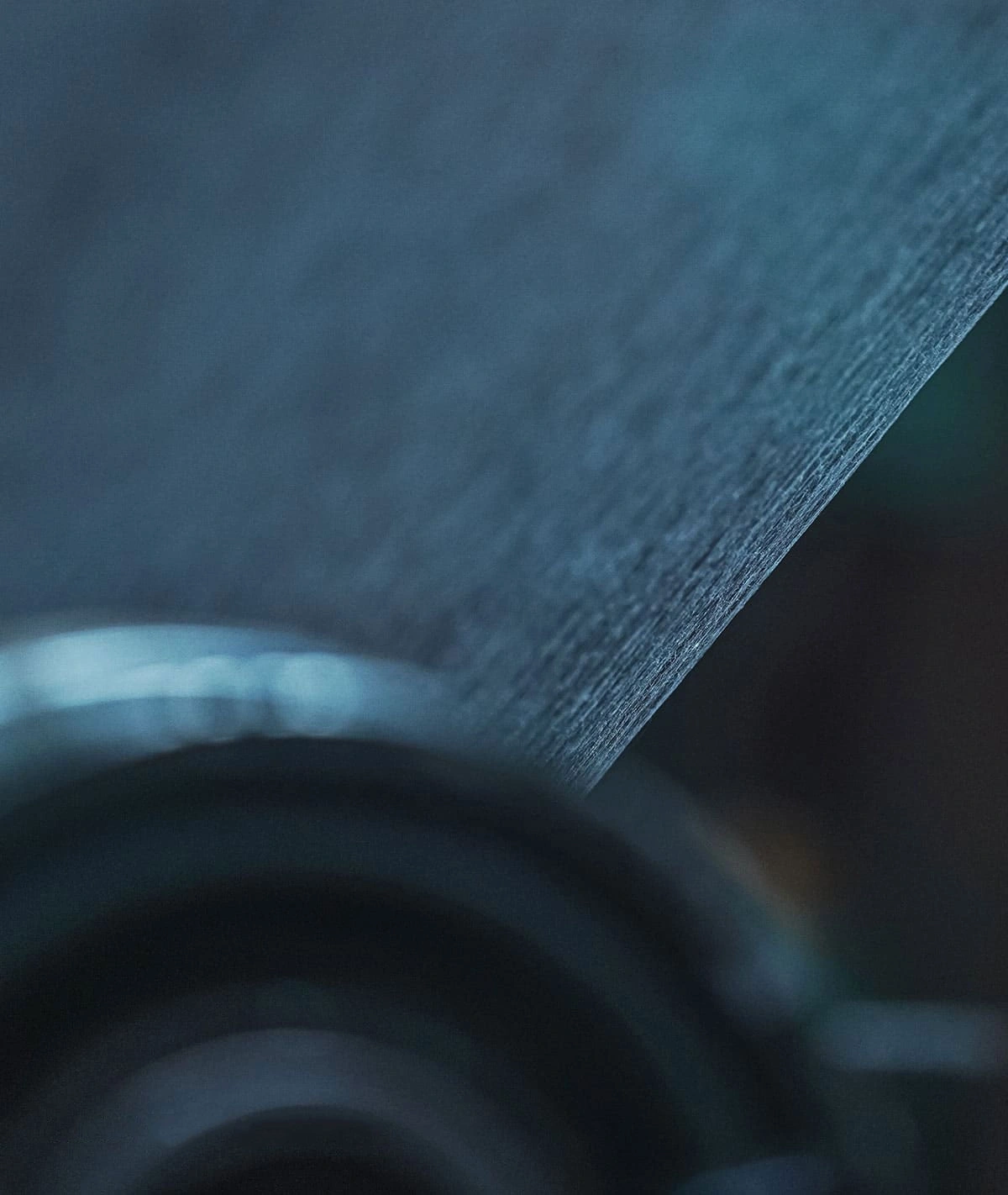 Close-up van een gestructureerd oppervlak met een vage achtergrond en donkere tinten.