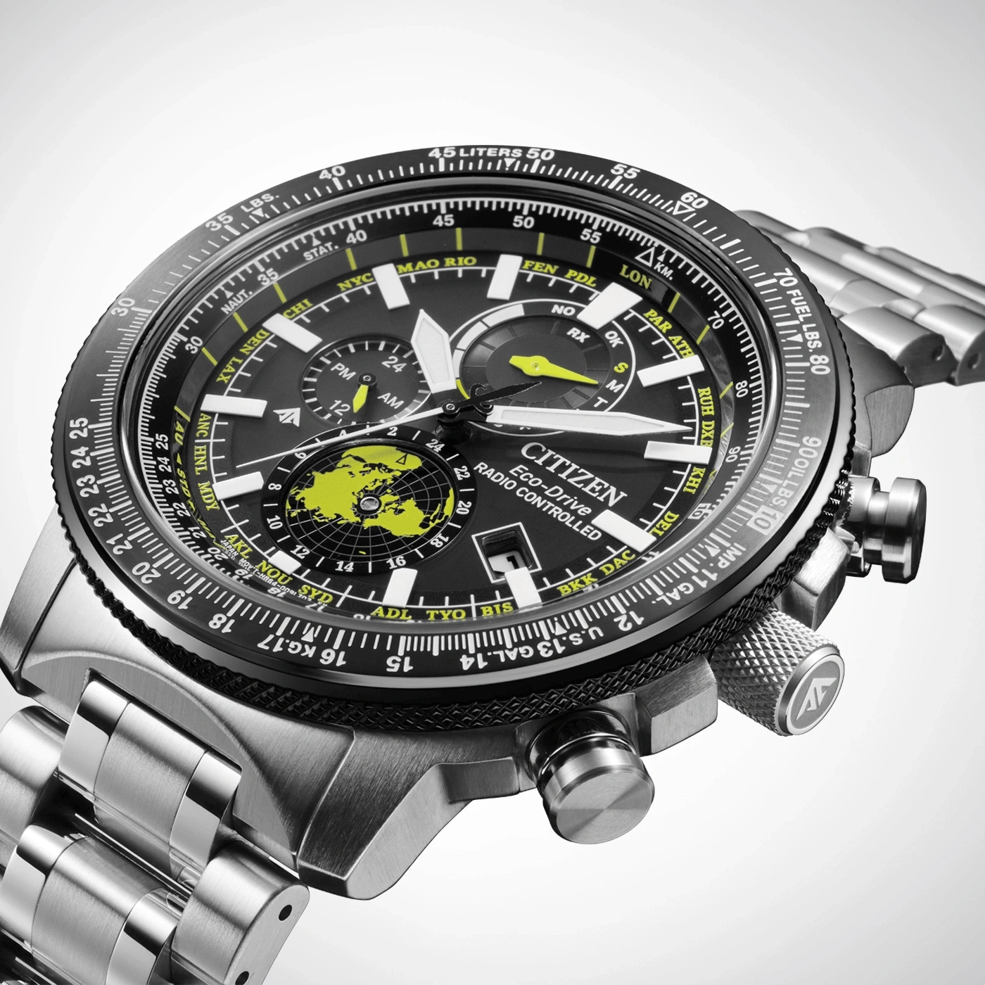 Citizen Eco-Drive horloge met zwarte wijzerplaat, wereldkaart en zilveren band.