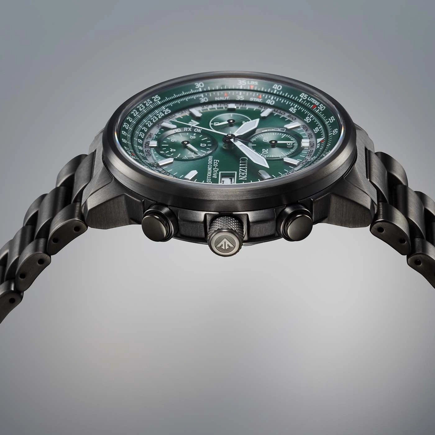 Citizen horloge met groene wijzerplaat en zwarte band, close-up, uurwerk