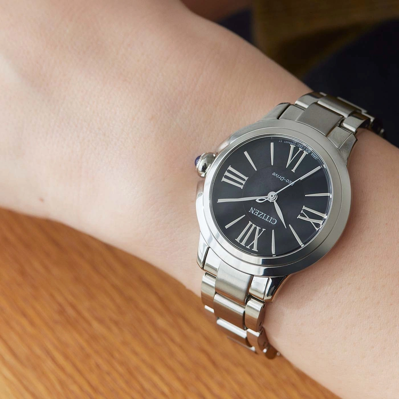 Citizen horloge om de pols, zwarte wijzerplaat, zilveren band, Romeinse cijfers, Eco-Drive, close-up