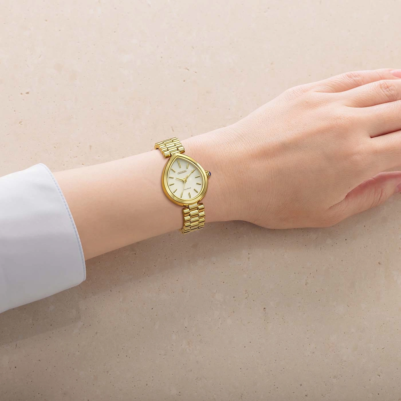 Een gouden horloge om de pols van een vrouw
