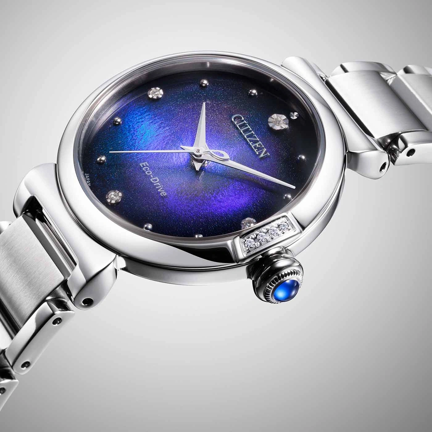 Citizen horloge met blauw-paarse wijzerplaat, diamanten en zilveren band.