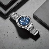 Citizen Series 8 automatische horloge op betonnen oppervlak met schaduwen.