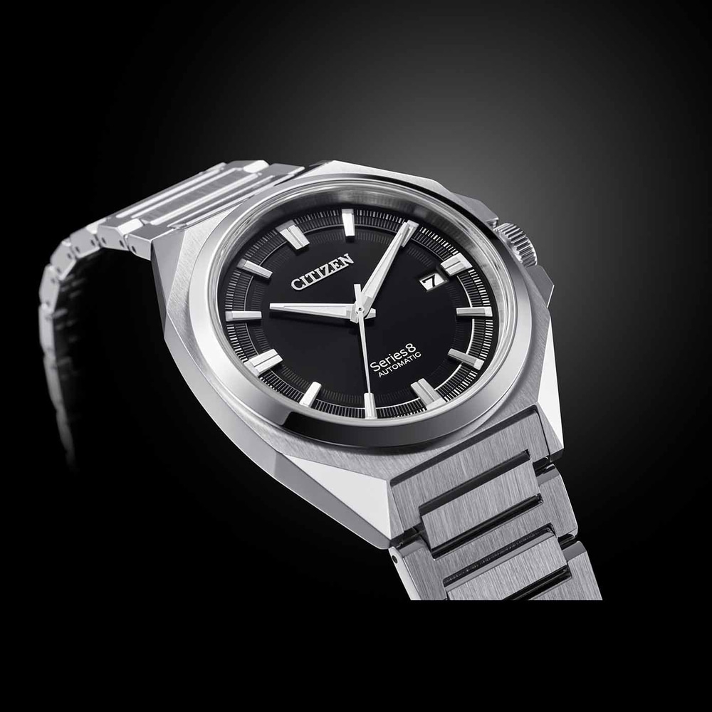 Citizen Series 8 automatisch horloge met zwarte wijzerplaat en zilveren armband