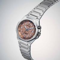 Citizen horloge met een patroon wijzerplaat en metalen band, schuine opname.