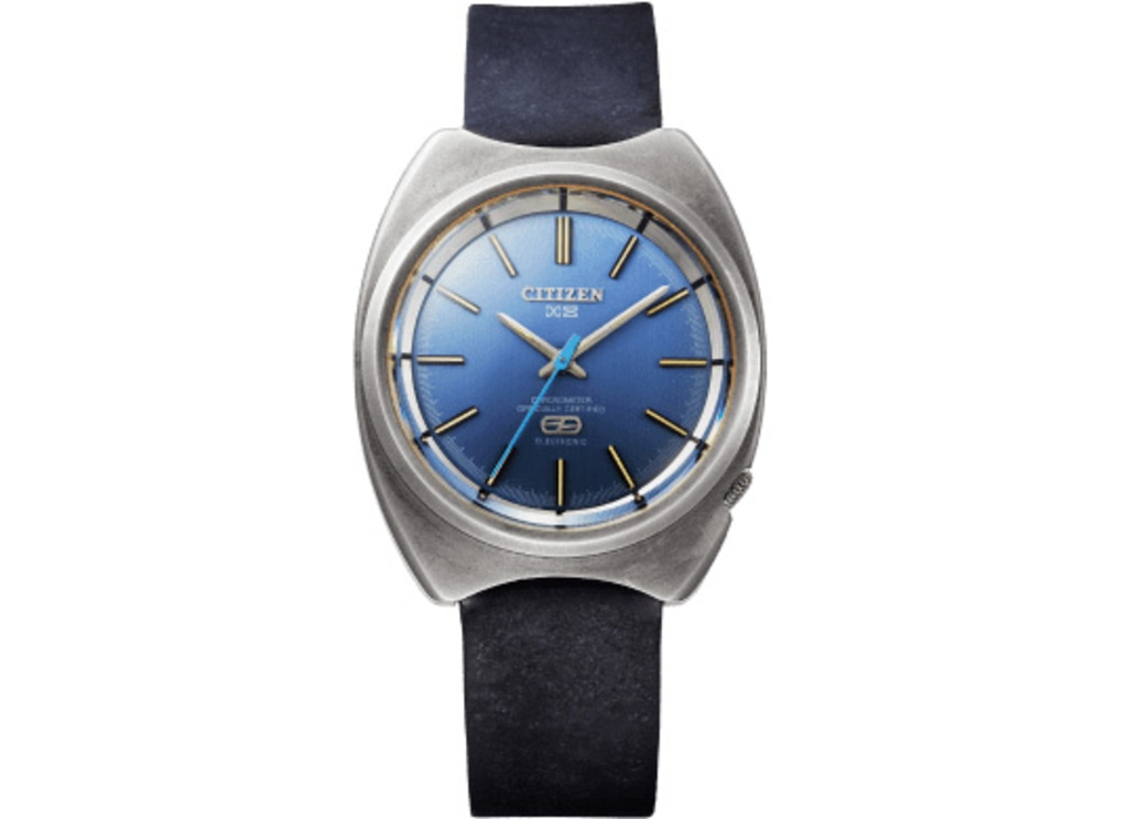 Citizen horloge met blauwe wijzerplaat en zwarte band, elegant design.