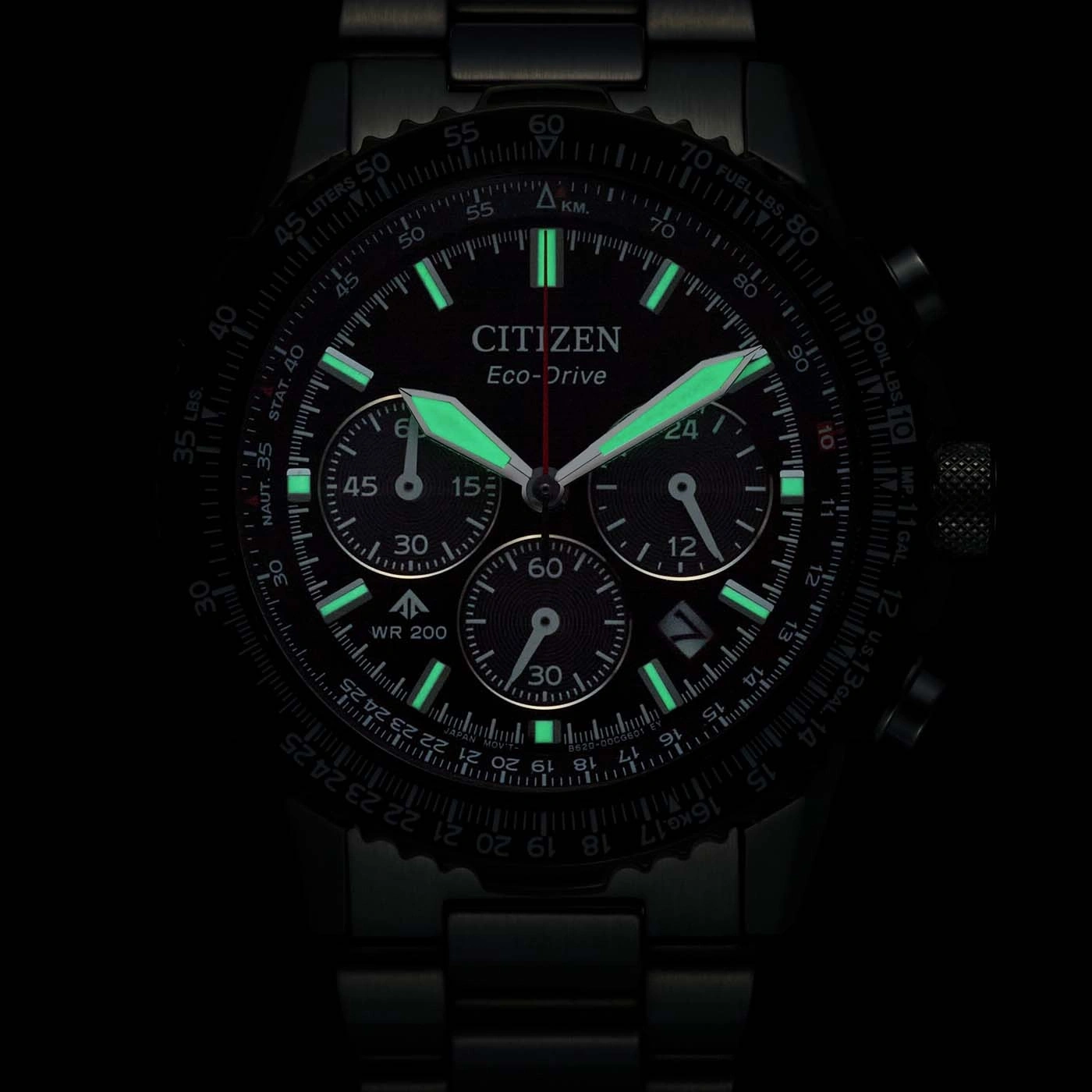 Een zwart Citizen Eco-Drive horloge met gloeiende groene wijzers en markeringen.